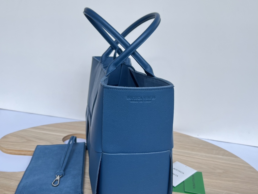 Medium Arco Intreccio Leather Tote Bag Dark Blue